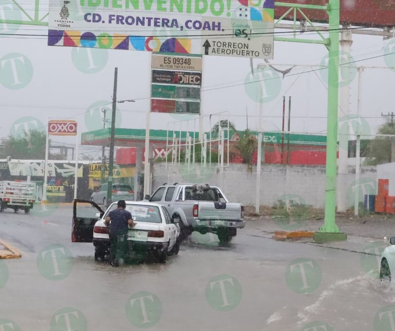 Carros varados en bulevar Ejército Nacional y el arroyo Frontera 