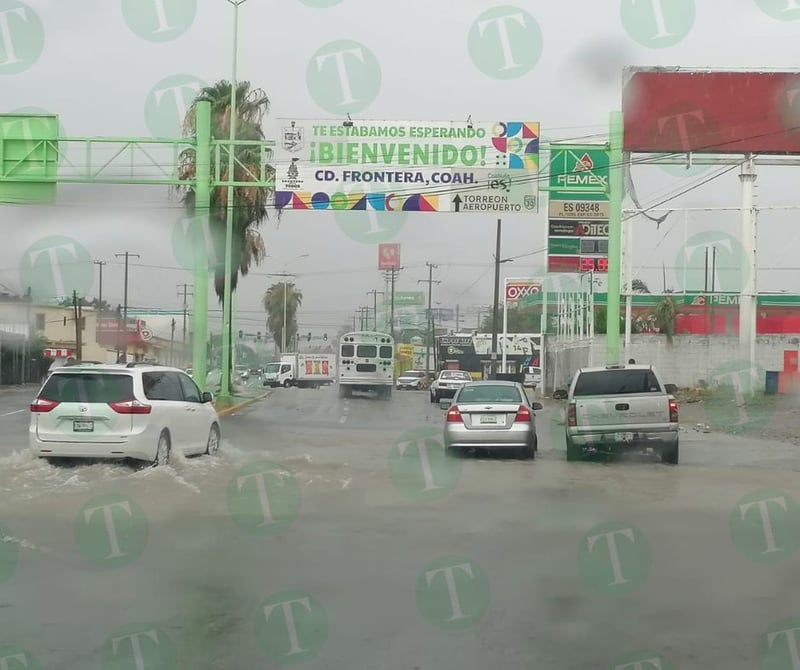 Carros varados en bulevar Ejército Nacional y el arroyo Frontera 