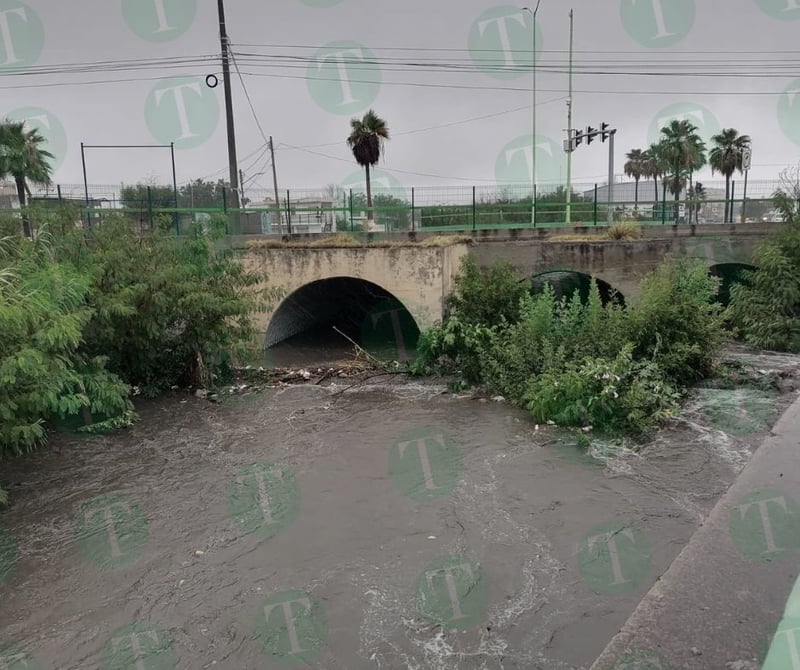 Carros varados en bulevar Ejército Nacional y el arroyo Frontera 