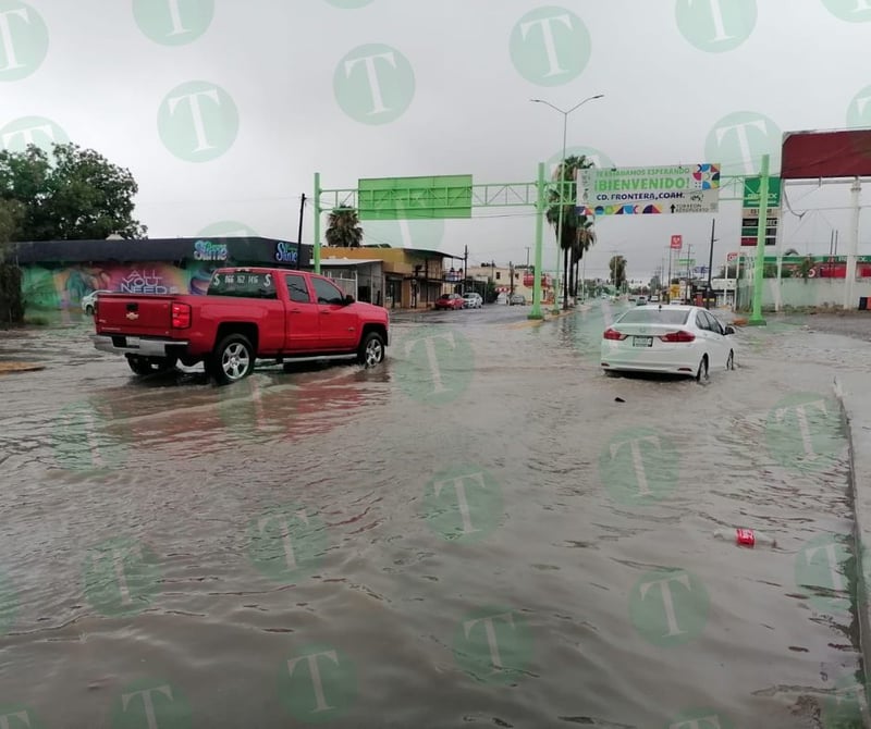 Carros varados en bulevar Ejército Nacional y el arroyo Frontera 