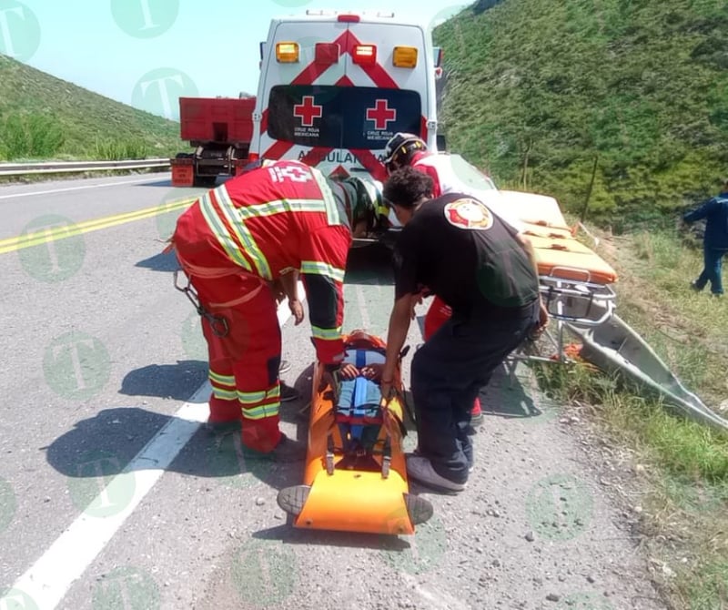 Tráiler cae de puente; socorristas tratan de ayudar al conductor.