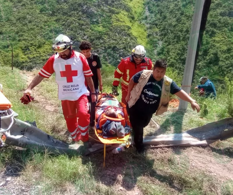 Tráiler cae de puente; socorristas tratan de ayudar al conductor.