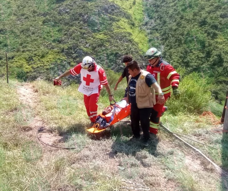 Tráiler cae de puente; socorristas tratan de ayudar al conductor.