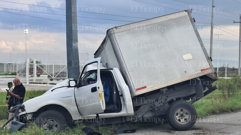 Copiloto pierde la vida al quedar prensado tras chocar contra una nomenclatura