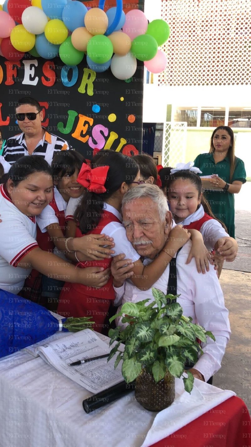 Profesor Manuel de Jesús Sandoval se despide de la dirección en la Escuela Socorro 