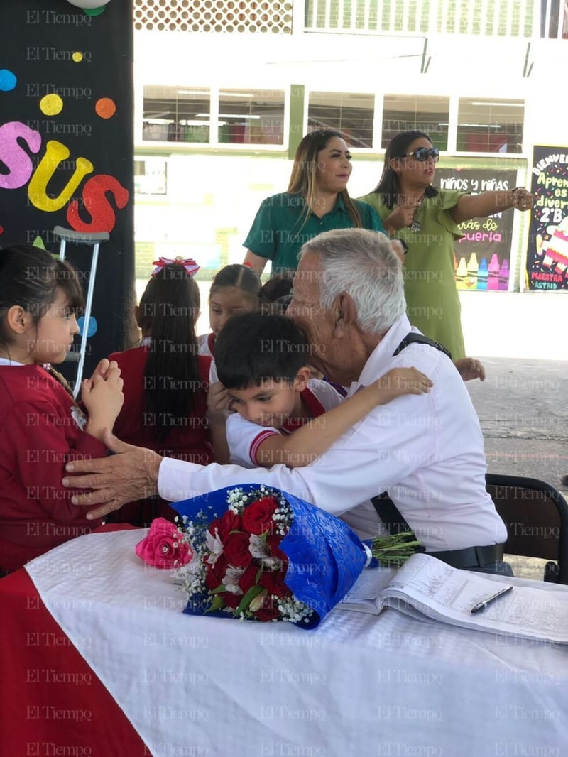 Profesor Manuel de Jesús Sandoval se despide de la dirección en la Escuela Socorro 