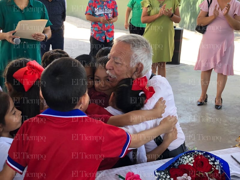 Profesor Manuel de Jesús Sandoval se despide de la dirección en la Escuela Socorro 