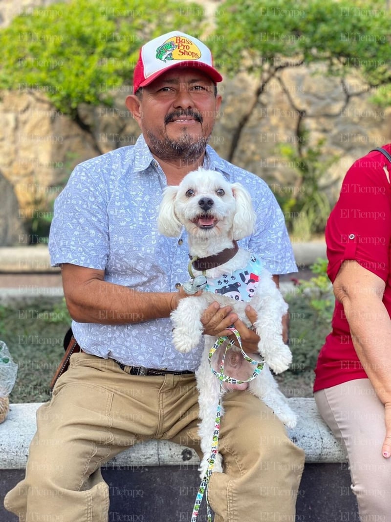 Bendición de las mascotas en la parroquia San Francisco de Asís por el santo día del patrono.