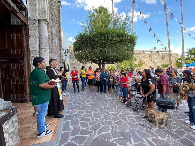 Bendición de las mascotas en la parroquia San Francisco de Asís por el santo día del patrono.