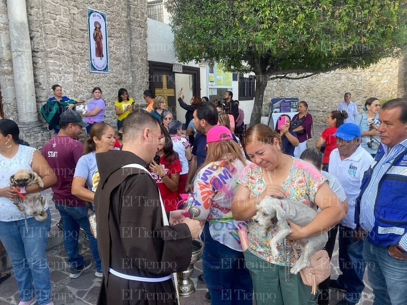 Bendición de las mascotas en la parroquia San Francisco de Asís por el santo día del patrono.