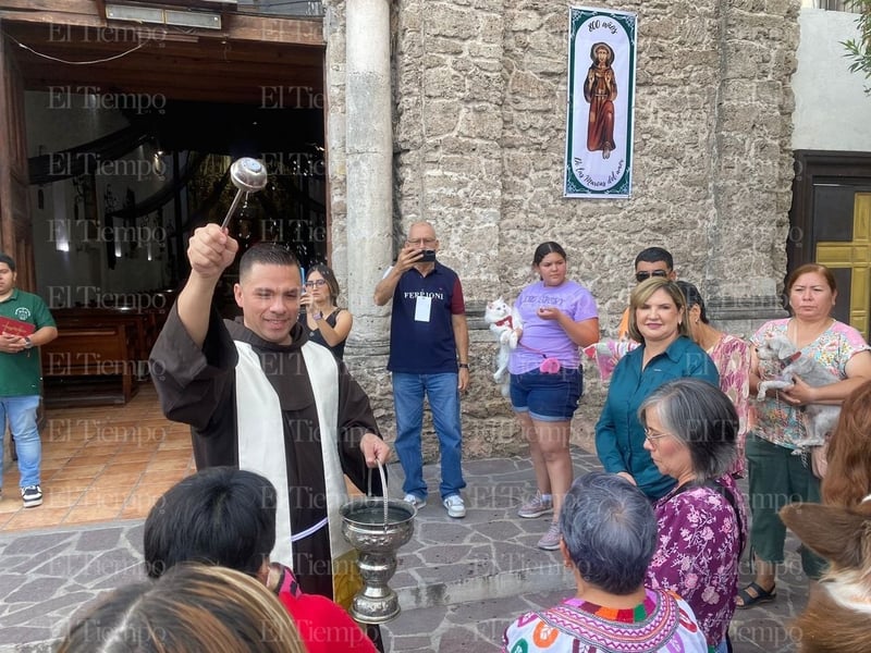 Bendición de las mascotas en la parroquia San Francisco de Asís por el santo día del patrono.