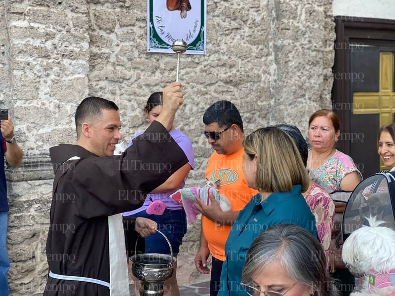 Bendición de las mascotas en la parroquia San Francisco de Asís por el santo día del patrono.