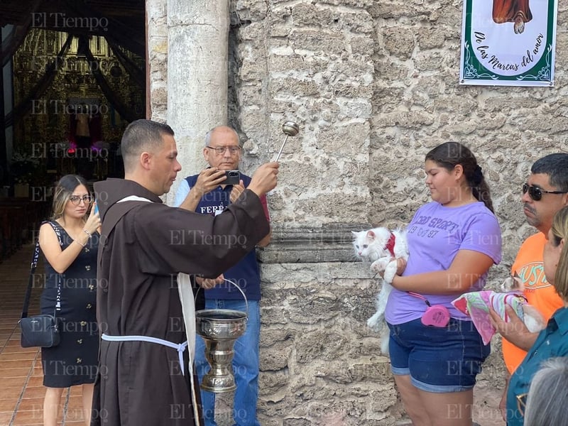 Bendición de las mascotas en la parroquia San Francisco de Asís por el santo día del patrono.