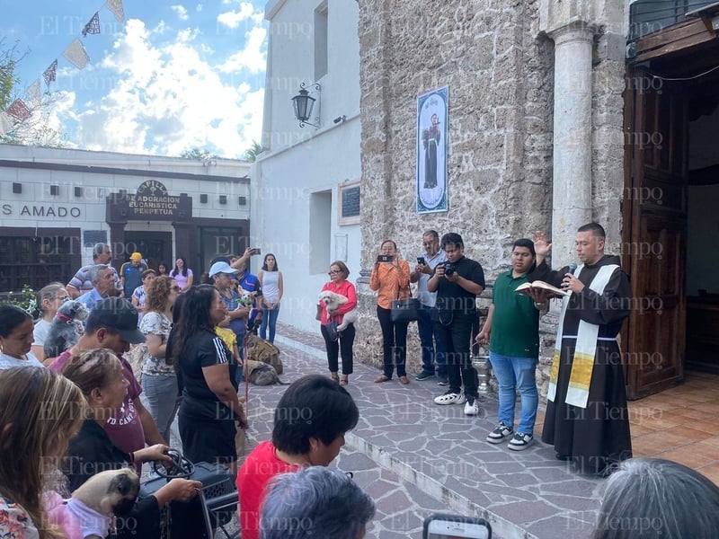 Bendición de las mascotas en la parroquia San Francisco de Asís por el santo día del patrono.