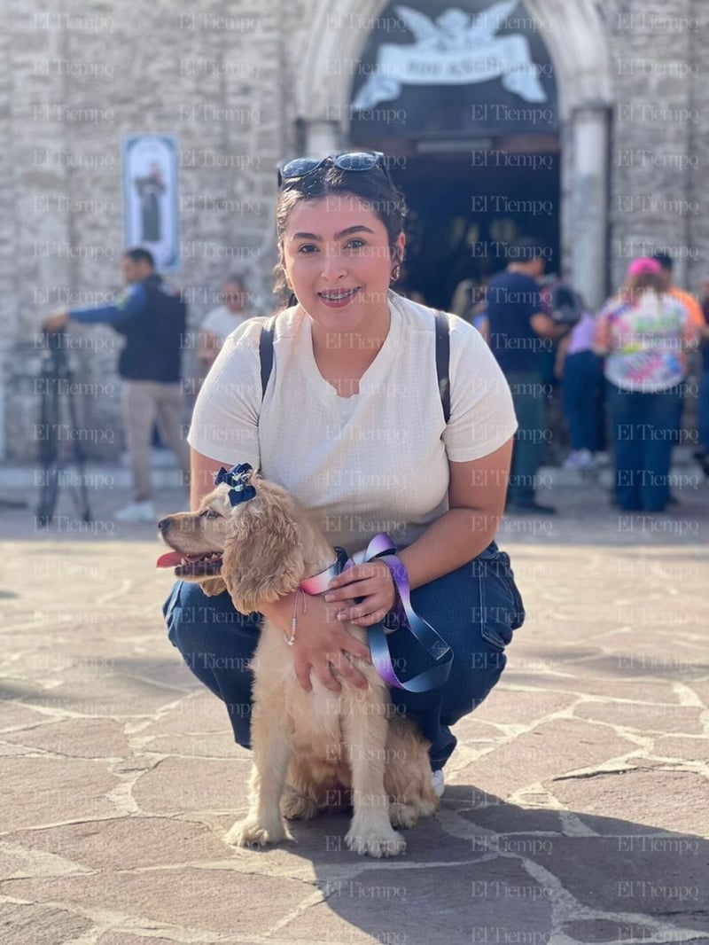 Bendición de las mascotas en la parroquia San Francisco de Asís por el santo día del patrono.