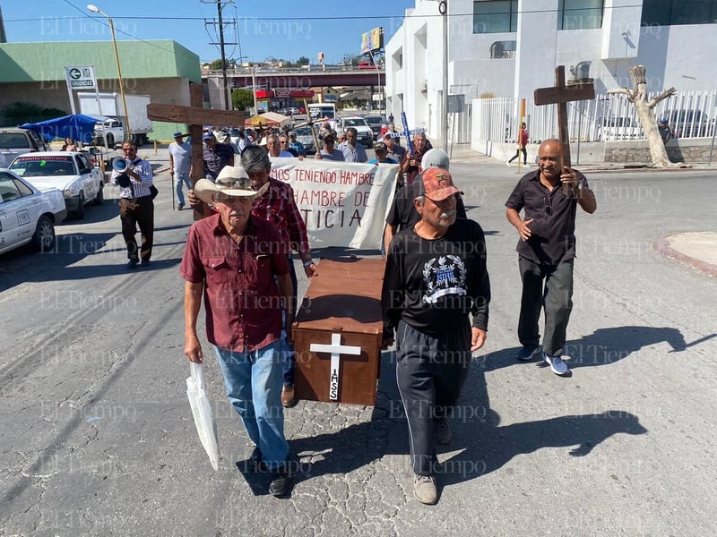 Pensionados se manifiestan afuera de la clínica 7