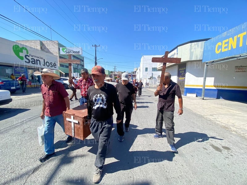 Pensionados se manifiestan afuera de la clínica 7