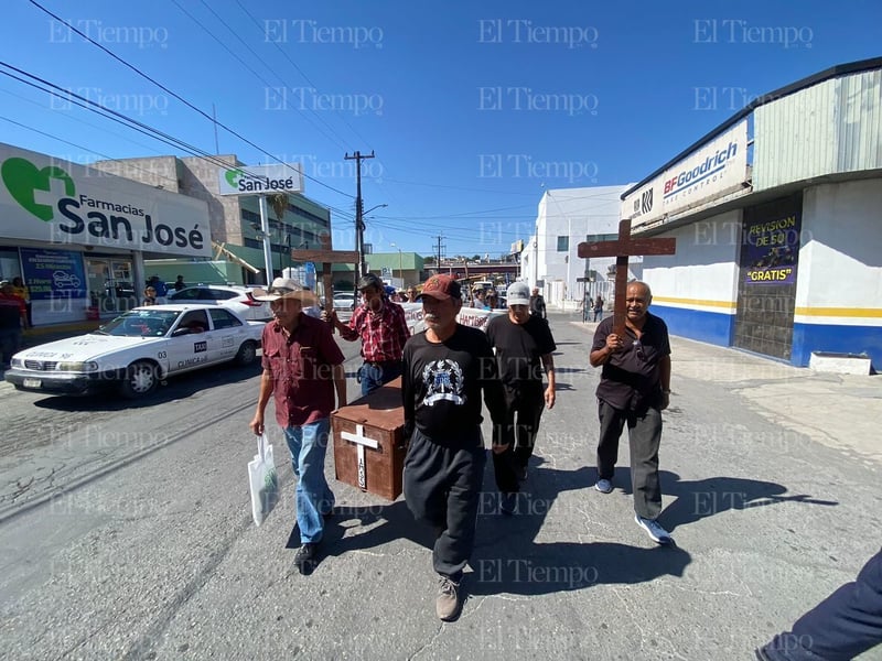 Pensionados se manifiestan afuera de la clínica 7