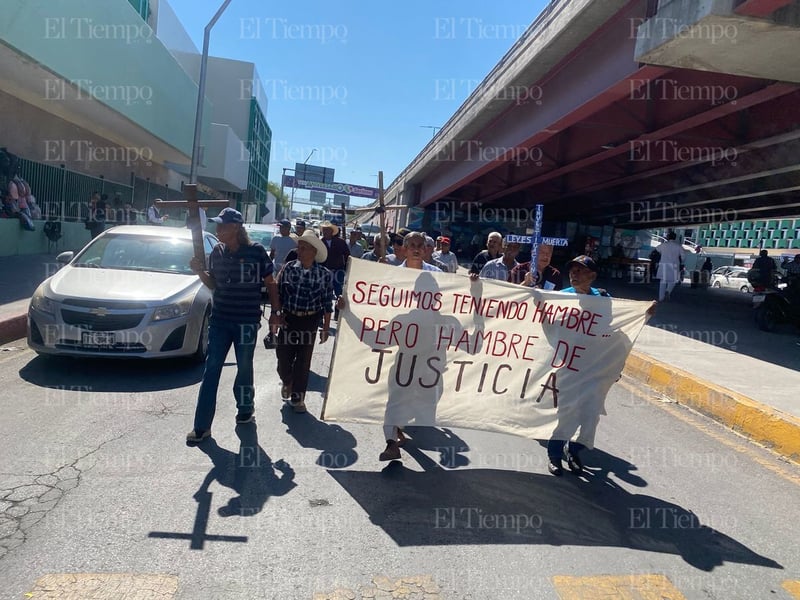 Pensionados se manifiestan afuera de la clínica 7