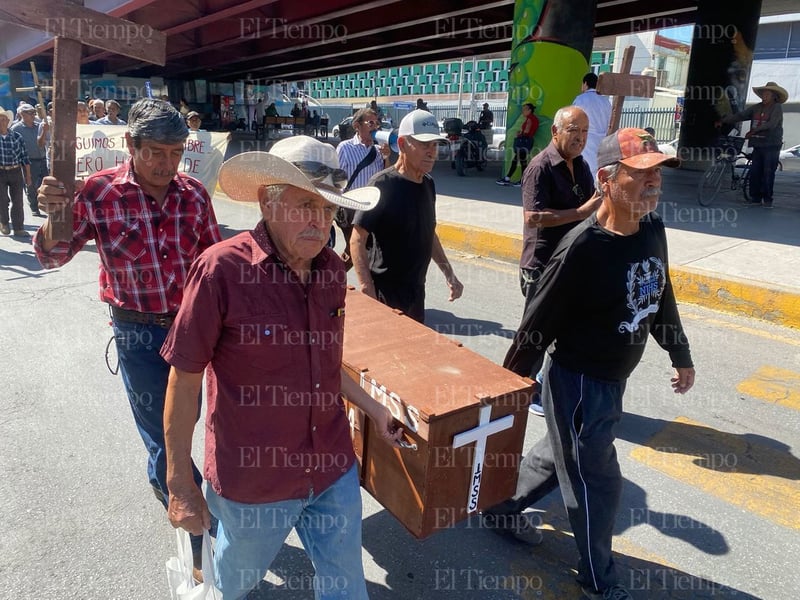 Pensionados se manifiestan afuera de la clínica 7