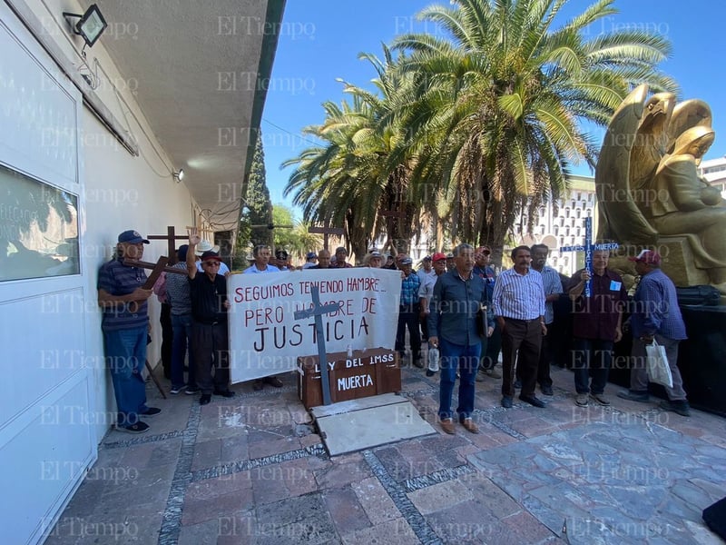 Pensionados se manifiestan afuera de la clínica 7