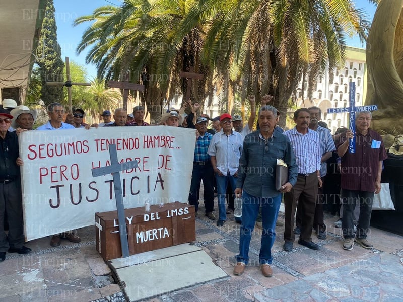 Pensionados se manifiestan afuera de la clínica 7