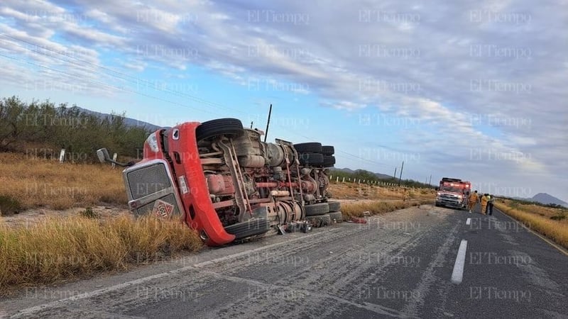 Tráiler con 60 mil litros de diésel vuleca y causa alerta en carretera Monclova-Sabinas