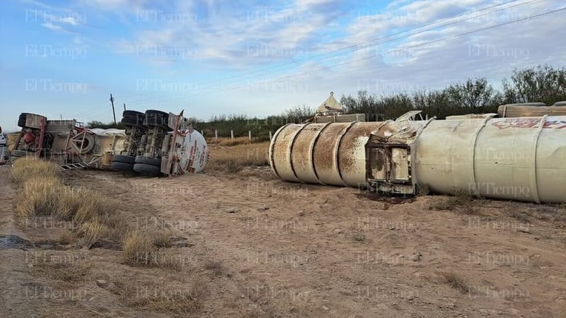 Tráiler con 60 mil litros de diésel vuleca y causa alerta en carretera Monclova-Sabinas