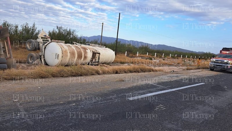 Tráiler con 60 mil litros de diésel vuleca y causa alerta en carretera Monclova-Sabinas