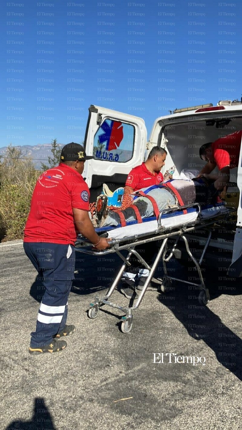 Albañiles vuelcan en la carretera estatal 24 rumbo a Monclova 