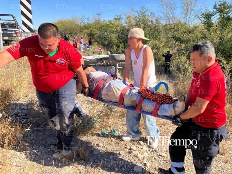 Albañiles vuelcan en la carretera estatal 24 rumbo a Monclova 