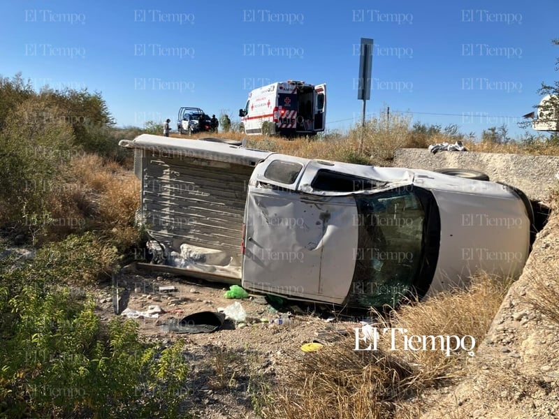 Albañiles vuelcan en la carretera estatal 24 rumbo a Monclova 