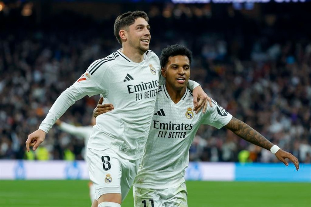 DEPORTES El Real Madrid cerró el año con una contundente victoria de 4-2 sobre el Sevilla en un emocionante partido, consolidando su lucha por el título de LaLiga.