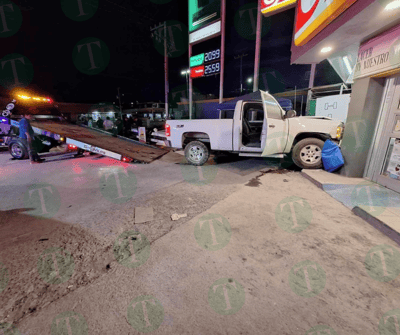 Camioneta sin frenos se estrella contra tienda Oxxo en Monclova
