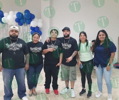 Barberos y tatuadores profesionales unidos para ayudar al pequeño Max
