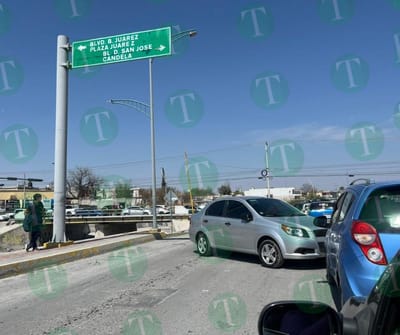 Padres causan embotellamiento a las afueras de secundaria