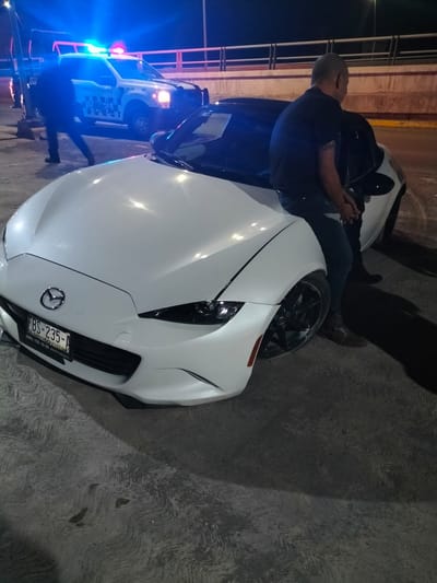 Conductor choca contra muros de puente vehicular en Monclova 