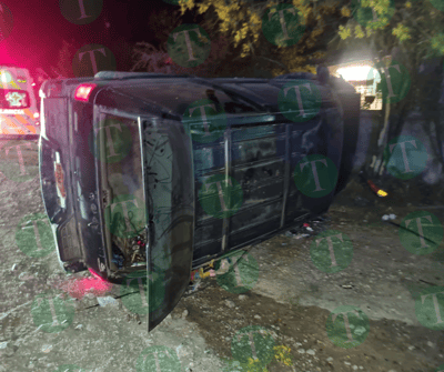 Cafre choca y vuelca en la Curva de Juan Sánchez de Monclova