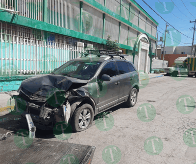 Mujer choca contra camión de basura y huye dejando su camioneta abandonada