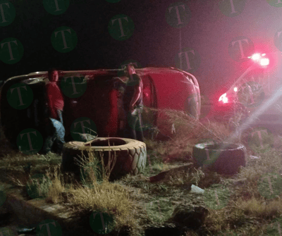 Dama vuelca en su coche en el libramiento Salinas de Gortari