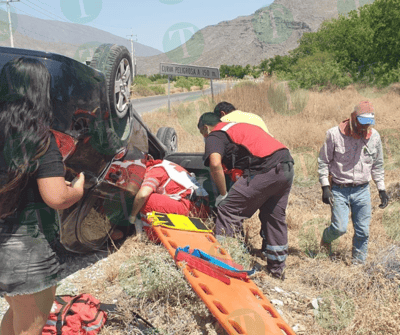 Cruz Roja rescata a dos personas de volcadura en la Carretera Cuatro Ciénegas-Ocampo
