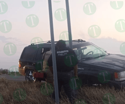 Bomberos de Escobedo responden a volcadura en carretera federal 57