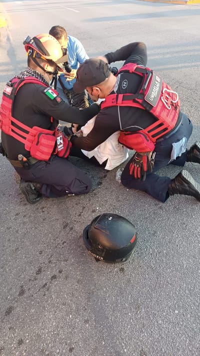 Motociclista resulta lesionado al ser embestido por una pickup