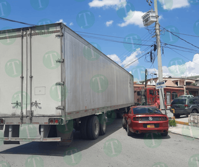 Trailero distraído choca contra auto estacionado en Monclova