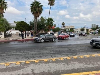 Dos vehículos chocan en transitado cruce de la colonia Guadalupe