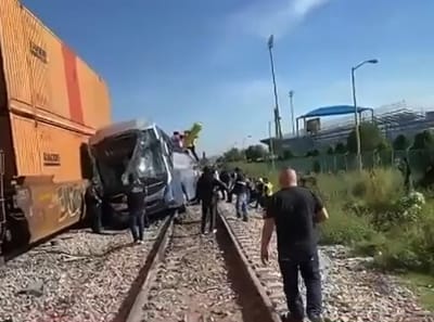 Impacta tren autobús con seis pasajeros; no hubo lesionados de gravedad