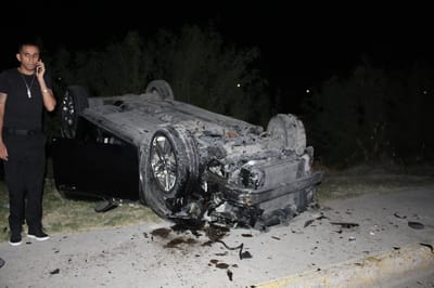 Accidente en el Bordo Sur deja un auto volcado y daños significativos