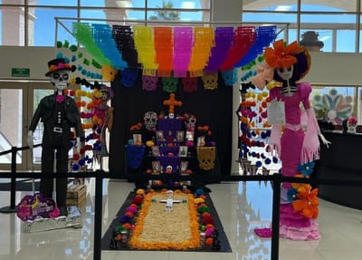 Personal de Tesorería coloca gran altar de muertos en presidencia