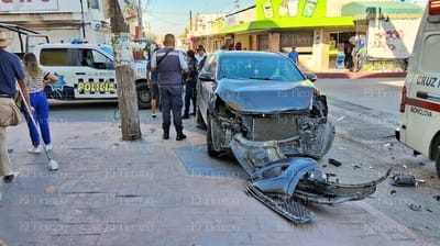 Chofer de transporte público ignora luz roja y provoca fuerte choque en Monclova 