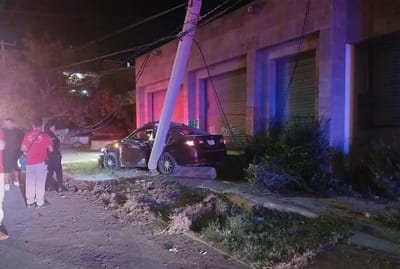 Auto se estrella contra poste de CFE y deja daños por más de 100 mil pesos en Monclova
